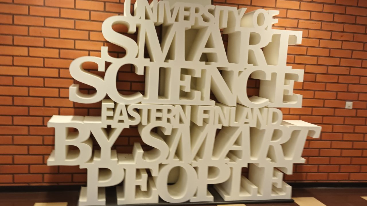 Taideteos, jossa lukee "University of Eastern Finland. Smart science by smart people."