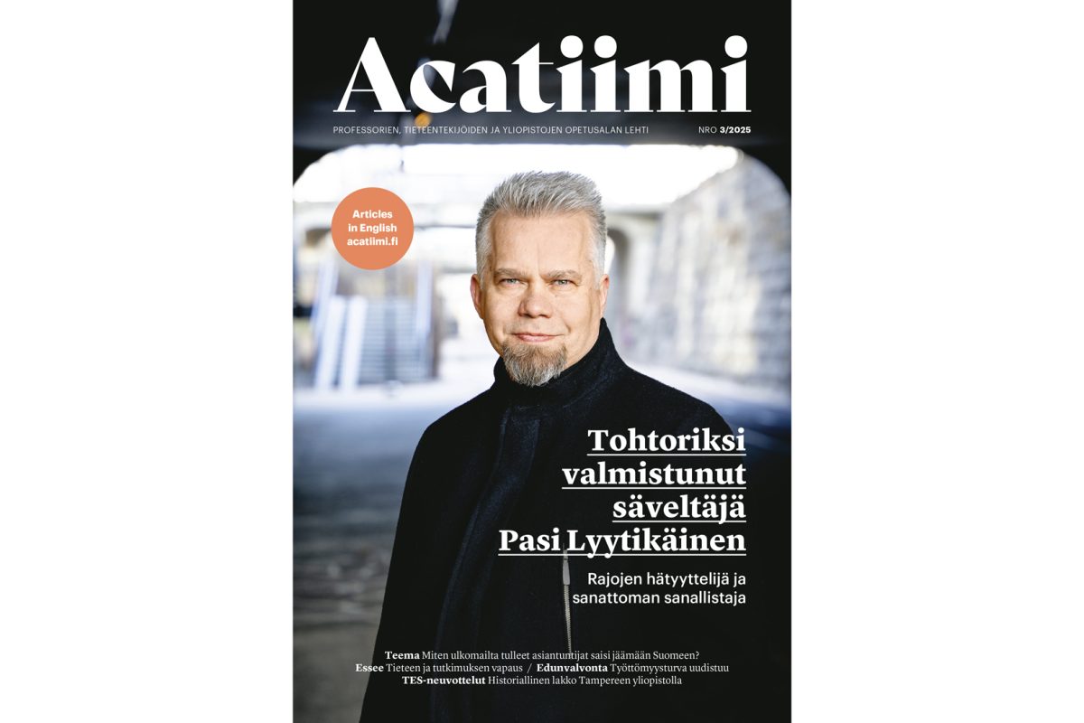 Lehden kansikuvassa harmaatukkainen, mustiin pukeutunut keski-ikäinen mies katsoo kohti.