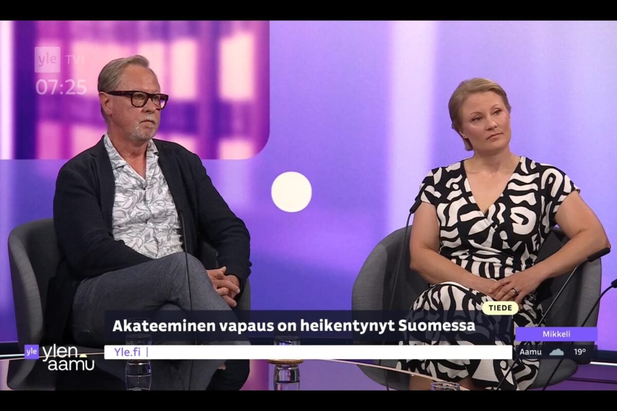 Emeritusprofessori Esa Väliverronen ja Tieteentekijöiden erityisasiantuntija Miia Ijäs-Idrobo Ylen aamu-tv:n lähetyksessä 29.6. keskustelemassa tieteen vapauden tilasta Suomessa.